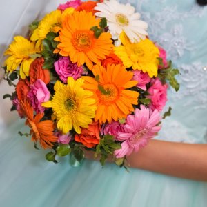 Svatební kytice pro nevěstu z růží a gerbery