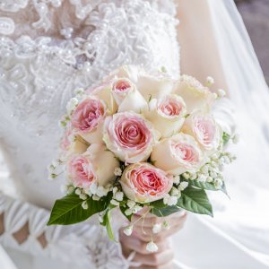 Svatební kytice pro nevěstu z růží a gypsophily
