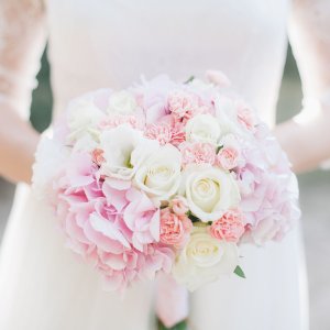 Svatební kytice pro nevěstu z růží a hortenzie
