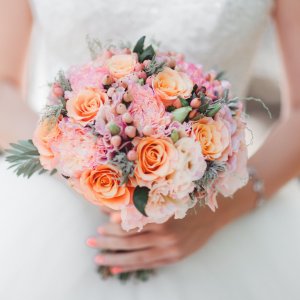 Svatební kytice pro nevěstu z růží a hypericum