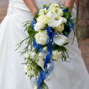 Svatební kytice pro nevěstu z  růží a kaly
