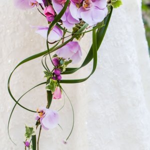 Svatební kytice pro nevěstu z růží a orchidejí