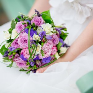 Svatební kytice pro nevěstu z růží, frézie a chrpy