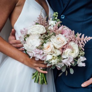 Svatební kytice pro nevěstu z růží, astilbe a eucalyptu