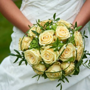 Svatební kytice pro nevěstu z hortenzie,  růží a eucalyptu