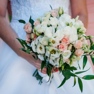 Svatební kytice pro nevěstu z růží, eustomy a ruskusu
