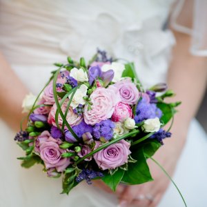 Svatební kytice pro nevěstu z růží, frézie a chrpy