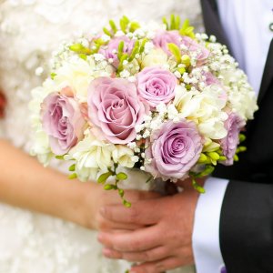 Svatební kytice pro nevěstu z frézie, růží a gypsophily