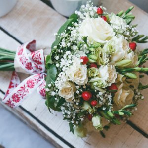 Svatební kytice pro nevěstu z frézie,,růží a gypsophily