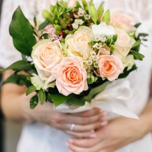 Svatební kytice pro nevěstu z růží,frézie a gypsophily