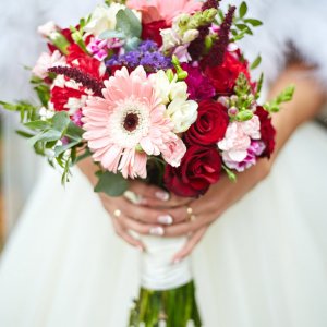 Svatební kytice pro nevěstu z růží , gerbery, frézie a eucalyptu