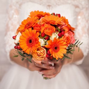 Svatební kytice pro nevěstu z růží, gerbery a eucalyptu
