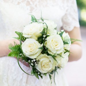 Svatební kytice pro nevěstu z růží, gypsophily a arachniodesu