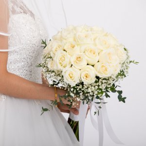 Svatební kytice pro nevěstu z růží, eucalyptu a gypsophily