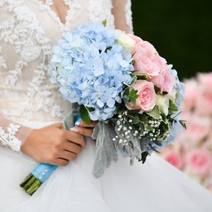 Svatební kytice pro nevěstu z růží, hortenzie a gypsophily