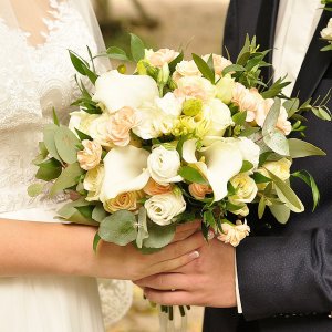 Svatební kytice pro nevěstu z kaly, růží a eucalyptu