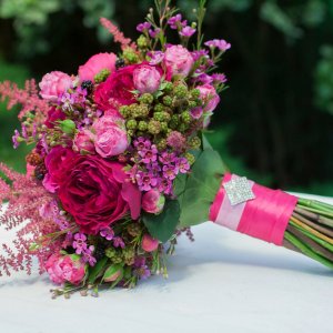 Svatební kytice pro nevěstu z růží, ostružníku a astilbe