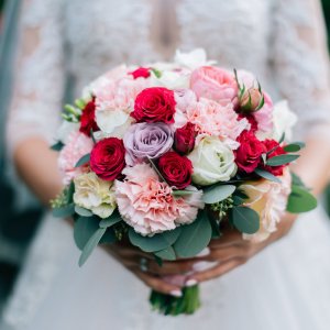 Svatební kytice pro nevěstu z růží, pivoněk a eucalyptu