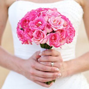 Svatební kytice pro nevěstu z růžových růží 
