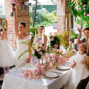 Výzdoba svatebního stolu z růží Pink a Sweet Avalanche+