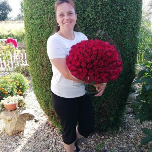 Kytice 100 růží Madam Red 50cm
