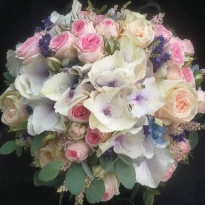 Svatební kytice z hortenzií, trsových růží, levandule, eukalyptu