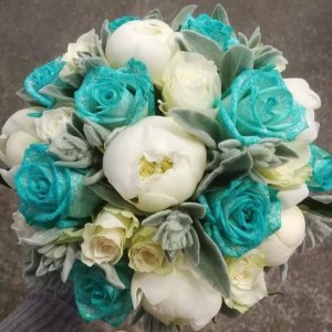 Svatební kytice z pivoněk a modrých růží
