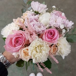 Svatební kytice v pastelových tónech