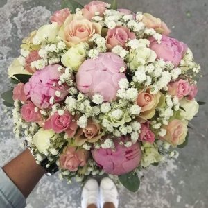 Svatební kytice z pivoněk, růží a nevěstina závoje