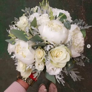 Svatební kytice z pivoněk a růží