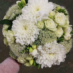 Svatební kytice z chryzantém a trsových růží
