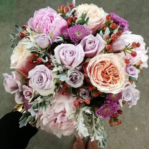 Svatební kytice z růží a pivoněk