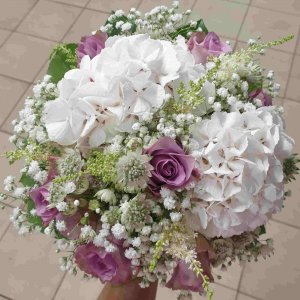 Svatební kytice z hortenzií, růží a nevěstina závoje