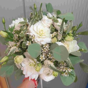 Svatební kytice z jiřin a eukalyptu
