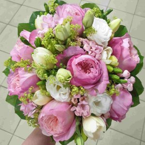 Svatební kytice z růží a eustomy