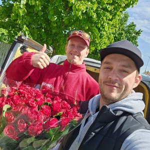 Kytice 100 červených růží Red Ribbon 50 cm