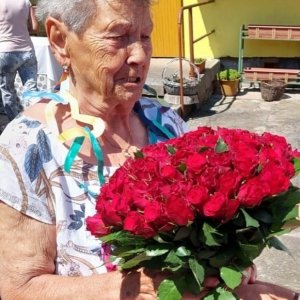 Doručená kytice 100 rudých růží Red Torch 