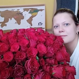 Doručená kytice sto červených růží Rhodos 70cm