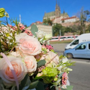 Doručení míchané kytice květin v Brně