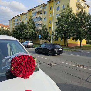 Míchaná kytice 100 růží doručená v Praze 15