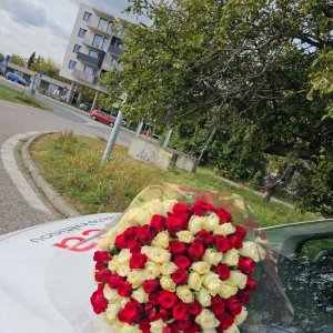Míchaná kytice růží doručená v Praze 18