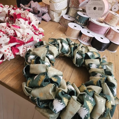 Inspirace: věnec ze širokých stuh
