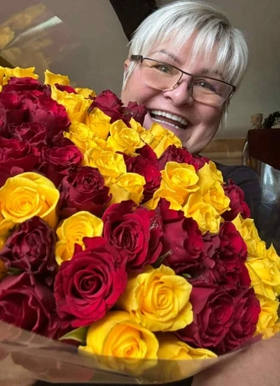 Foto od zákazníka - Kytice 100 míchaných růží RED DELTA 