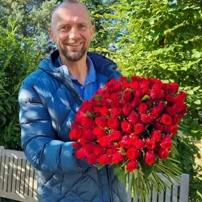 Kytica 100 červených ruží RED TORCH 70cm