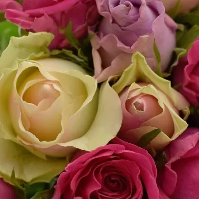 Kytice 35 míchaných růží AKEMI 40cm